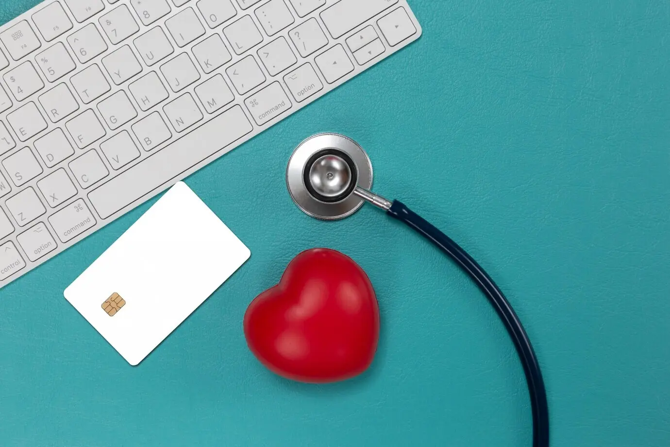 Eine Kreditkarte und ein Stethoskop mit rotem Herz
