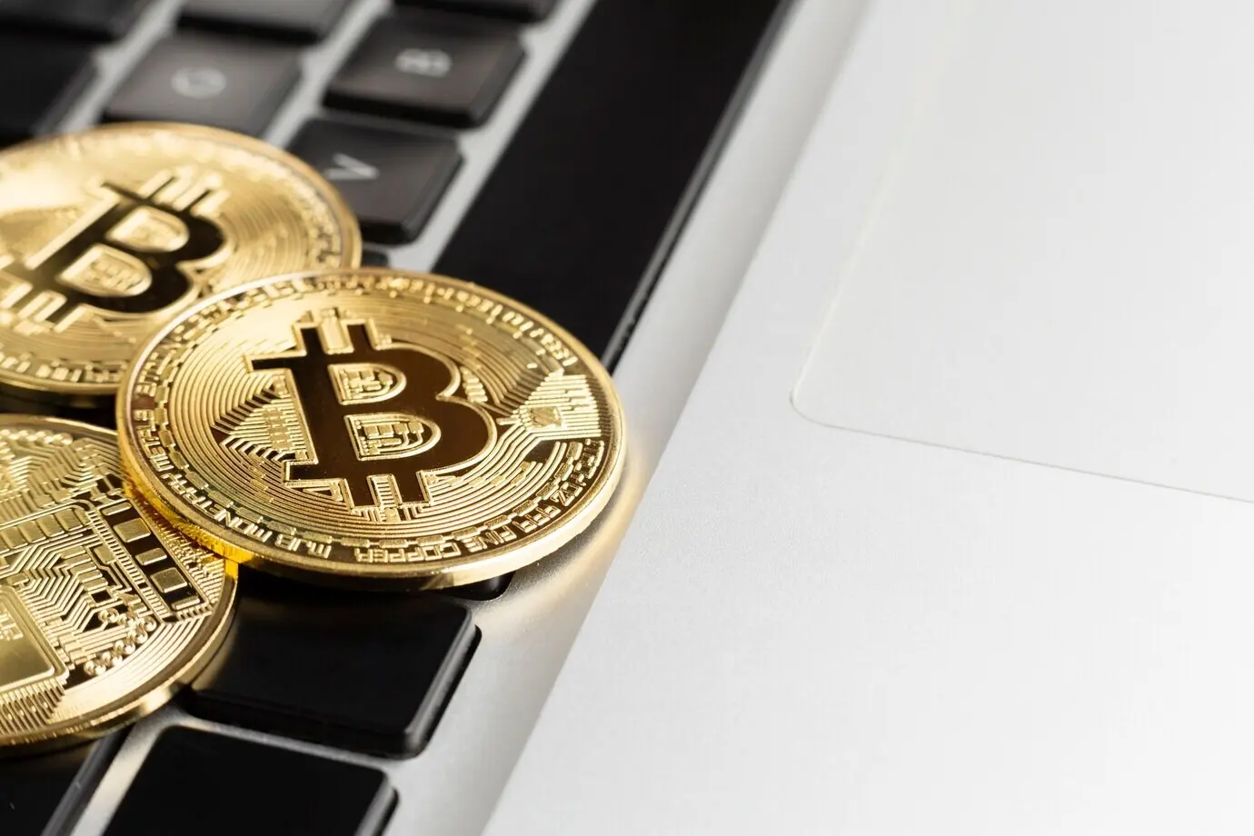 Bitcoin oben auf einer Tastatur